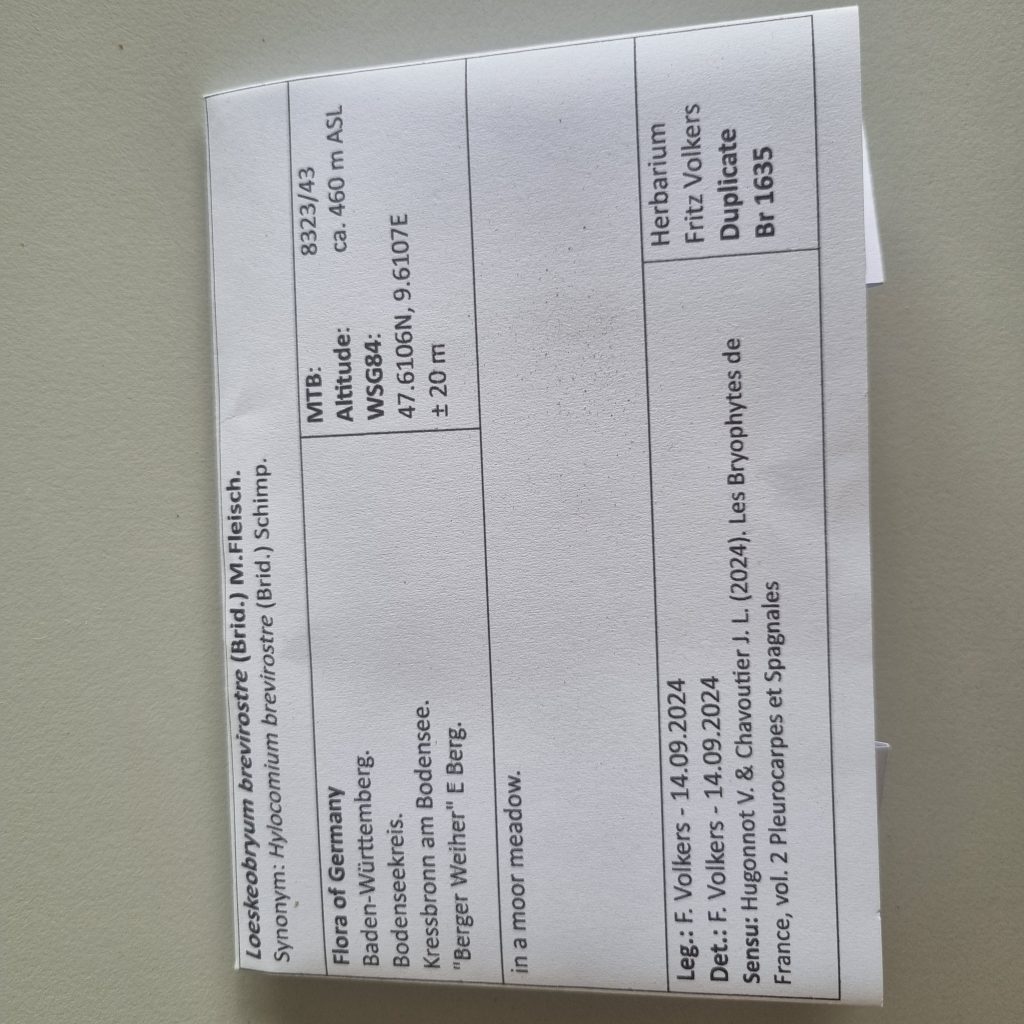 Gekapselter Herbarbeleg eines Mooses mit allen wichtigen Angaben zur Aufsammlung